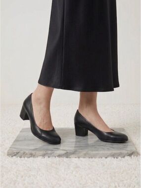 Ecco Heels Size 6.5-7 Black Leather Low Heel Classic Minimalist